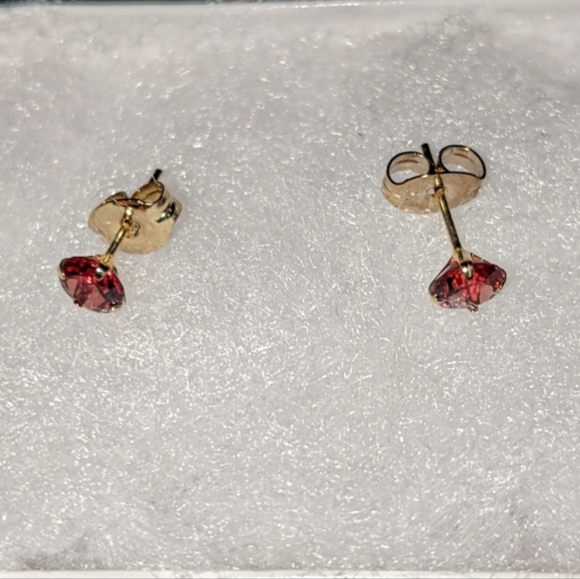 10k Yellow Gold, 4mm Garnet Stud Earrings - Picture 6 of 9